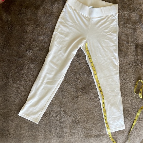 11. ๐SALE 3 for $20๐ NWOT Utopia by HUE White Mid-Rise Capri Leggings, Size S. - Picture 5 of 5